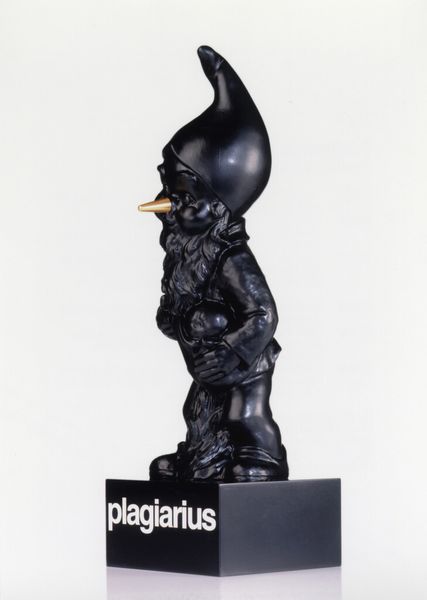 Die Trophäe ist ein schwarzer Zwerg mit goldener Nase – als Symbol für die exorbitanten Profite, die die Produktpiraten auf Kosten kreativer Designer und innovativer Unternehmen erwirtschaften. (Bild: Aktion Plagiarius e.V.)