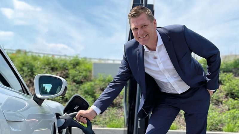 Geschäftsführer Christoph Kösters ist mit dem Anlauf des neuen Porsche-Zentrums Dortmund zufrieden – vor allem mit den Elektrozahlen. Geschäftsführer Christoph Kösters ist mit dem Anlauf des neuen Porsche-Zentrums Dortmund zufrieden – vor allem mit den Elektrozahlen.