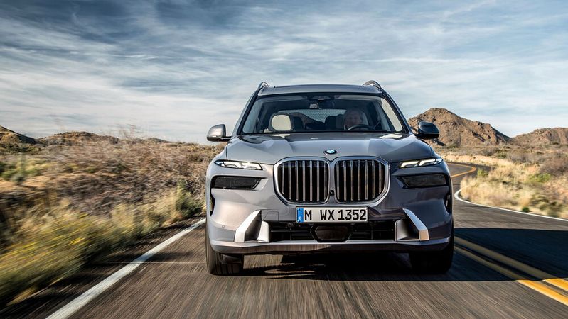 Die Premiumhersteller verdienen gutes Geld mit hochwertigen Modellen und setzen daher auch in Zukunft verstärkt auf größere Autos – wie BMW mit dem X7.(Bild:  BMW)