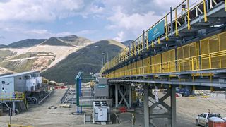 Dias Bild zeigt eine Bandanlage, die Thyssenkrupp für die Las Bambas Mine in Peru geliefert hat. (Bild: Thyssenkrupp Industrial Solutions)
