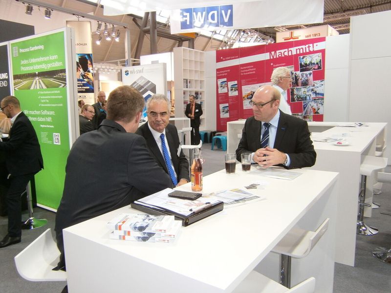 Und ab hier erleben Sie immer wieder, was es sonst noch so auf der Premiere der Moulding Expo zu erleben gab. Mit dabei sind ein Trabi, ein BMW i8, diverser Boliden der Formula Student, ein Rennsimulator, Bauteile, Werkzeugmaschinen und vieles Mehr...die Moulding Expo hat gemäß den Aussagen der Initiatoren ihr Versprechen erfüllt, der Branche eine neue, optimierte Präsentationsplattform zu bieten. (Bild: Königsreuther)