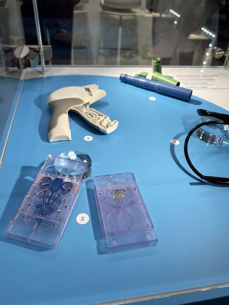 Maßgeschneiderte Verpackungen für verschiedene Implantatvarianten (unten) und chirurgische Griffe für laparoskopische Klammernahtgeräte gab es am Stand von Röchling zu bestaunen. (Bild: Engelke – VCG)