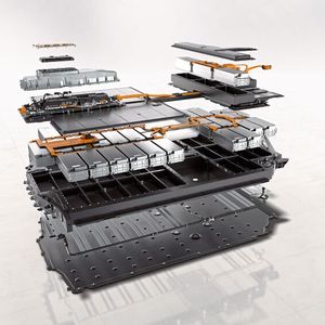 Mit einem mittelgroßen Antriebsakku lassen sich laut Porsche Gewicht und Fahrdynamik am besten miteinander vereinbaren.(Bild:  Porsche)