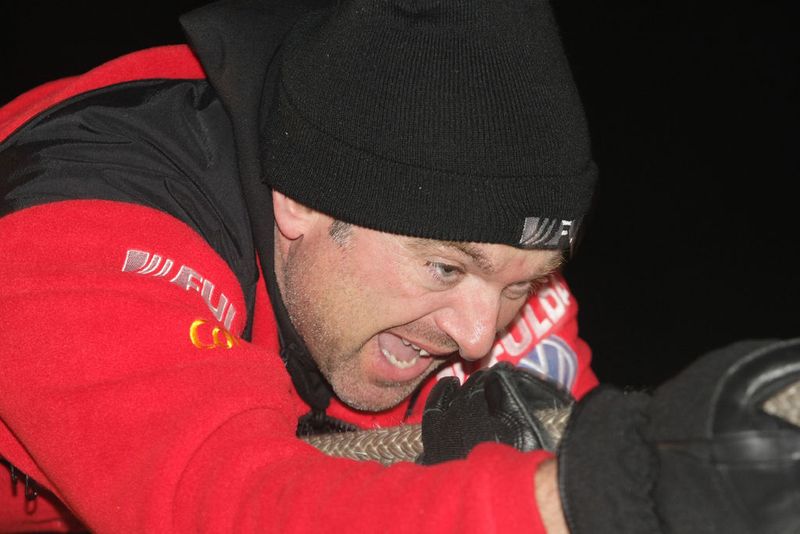 Der Drahtseilakt erforderte nicht nur Mut, sondern vor allem Kraft. (Archiv: Vogel Business Media)