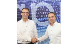 Andreas Printz, Einkaufsleiter bei Api, und Alexander Bessel, Vertriebsleiter Deutschland bei Patlite, sind sich einig geworden. (Api)