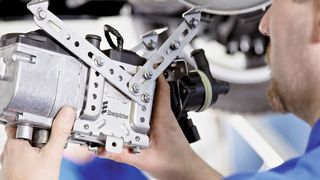 Ist ein Teil fehlerhaft, bekommen Betriebe künftig nicht nur neues Material, sondern auch die Ein- und Ausbaukosten ersetzt.  (Bild: Eberspächer)