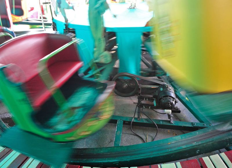 Ein über 70 Jahre alter Siemens-Schuckert Elektromotor treibt die historische Berg- und Talbahn Fahrt ins Paradies auf der Oiden Wiesn an. Traditionell sorgt Siemens mit Antriebs- und Steuerungstechnik für den richtigen Schwung in den Fahrgeschäften. (Bild: www.siemens.com/presse)
