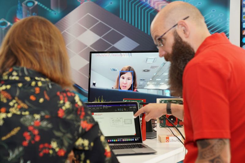 FPGA Conference Europe 2022: Über 70 Sprecher, 100 Vorträge und über 250 Teilnehmer – nach zwei Jahren mit Corona-bedingten Digitalkonferenzen fand die dreitägige FPGA Conference vom 5. bis 7. Juli 2022 endlich wieder als Präsenzveranstaltung statt. Besondere Highlights waren die spannende Keynote von Nick Ni von AMD/Xilinx, die interessante Couchtalk-Expertenrunde, der traditionelle BBQ-Grillabend sowie die vielen glücklichen Gewinner der Verlosungsaktionen.  (Bild: Nadine Stegemann)