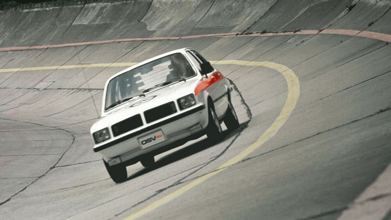 Einige Features des Opel OSV 40 schafften es in abgewandelter Form auch in die Serie, darunter die Gurtstraffer und die konsequente Weiterentwicklung der Knautschzone. Der Kunststoffschaum im Innenraum wurde allerdings vom Airbag abgelöst. Designtechnisch wurde der OSV von der Opel-Schwester Vauxhall aufgegriffen. Diese nutzte Front und Seitenlinie in ihrem Entwurf der Chevette, die in Großbritannien in Serie gebaut wurde. (Bild: Opel)