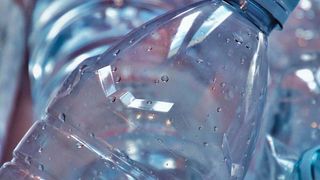 Da Nanocellulose sehr gute Barriereeigenschaften für Sauerstoff und Mineralöle aufweist, kann sie folglich Barrierematerialien aus fossilen Rohstoffen ersetzen. (gemeinfrei)