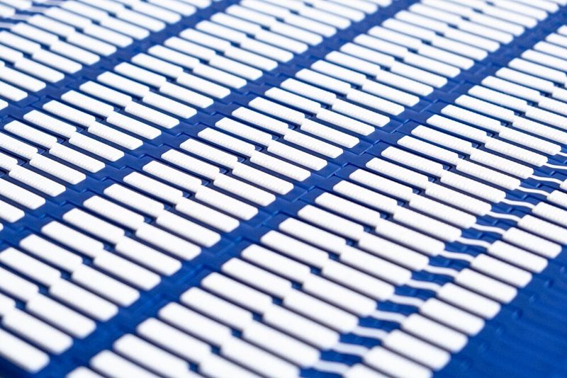 Die Modulbänder „M0870 Micropitch HighGrip“ wurden speziell für anspruchsvolle Anwendungen mit kleinen Fördergütern entwickelt. (Bild: Habasit)