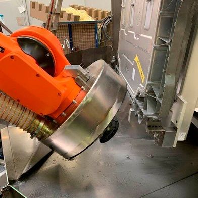 Das ist das System für die nach dem Entgraten erfolgende Reinigung der Batteriewannen per überhitztem Wasserdampf. Es braucht keine Chemie, nur einen hohen Druck und eine hohe Temperatur des Reinigungsmediums Wasser. (Bild: MTM)