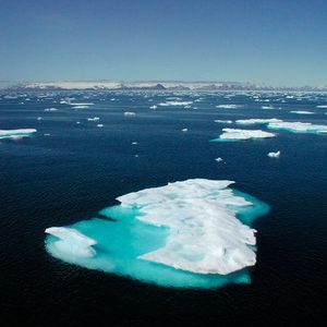 Die Meereisausdehnung in der Arktis geht in den Sommermonaten aufgrund der Klimaerwärmung zunehmend rasch zurück.