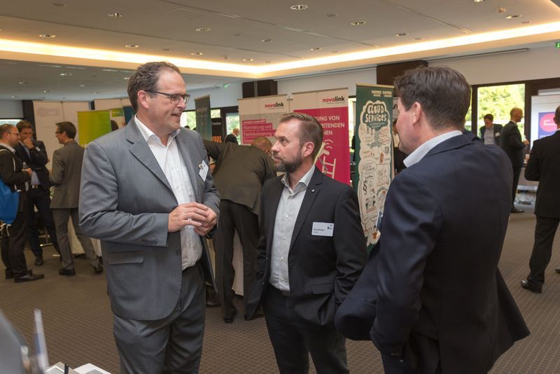 Dirk Hetterich berät Tino Schreiber (ETF GmbH) zu Lancom-Lösungen. (Komsa)