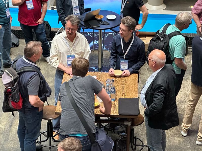 ie Networking Area der CCX bot den perfekten Ort für persönliche Gespräche. (Bild: Vogel IT-Akademie)