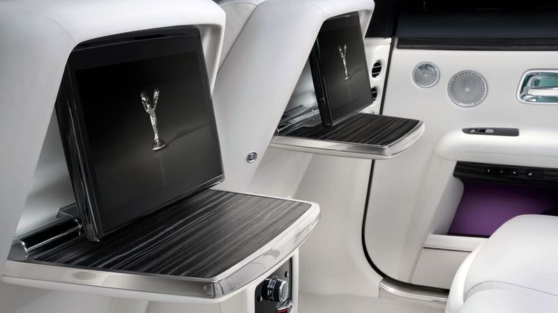 Obwohl der Ghost vor allem Selbstfahrer anspricht, kann man es auch auf der Rückbank gut aushalten. (Rolls-Royce)