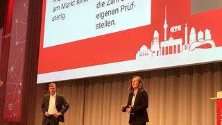 Vor rund 450 GTÜ-Partnern erkläuterten die Geschäftsführer Dimitra Theocharidou-Sohns und Robert Köstler, wie sie die Prüforganisation weiterentwickeln wollen. (»kfz-betrieb» / Schweitzer)