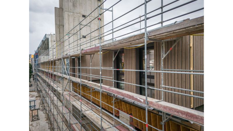 Beim Bau des Großprojekts New7 in der Mannheimer City geht es mit dem Holzbau sichtbar voran. Die hybride Bauweise aus Holz, Beton und Stahl ist gut zu erkennen.(Bild:   Johannes Voigt für Diringer & Scheidel)