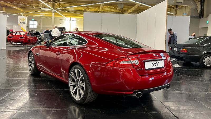 Das Jaguar XK Coupé war eines von zahlreichen Fahrzeugen, die zum Verkauf standen. Bei der Zuordnung des Verkaufskennzeichens hat man sich jedoch vertan. (Bild: Diehl – VCG)