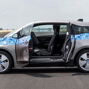 Den Einstieg erleichtern die hinten angeschlagenen Fond-Türen. Die B-Säule, die das Erklimmen ansonsten durchaus schwieriger gestalten würde ist in die hintere Tür integriert(Foto: BMW)