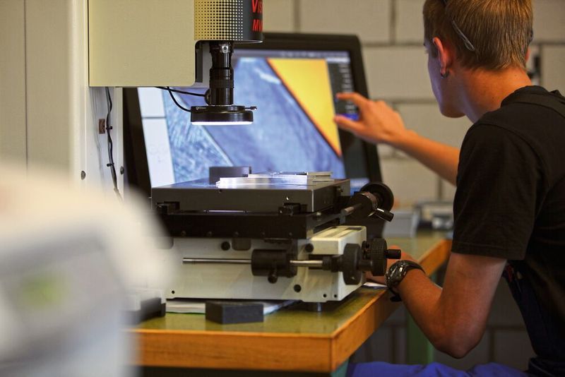 Qualitätskontrolle – unerlässlich um höchste Präzision der Bauteile zu gewährleisten. (Werder Feinwerktechnik)