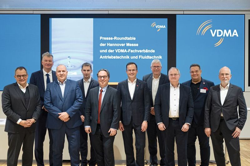 Referenten des Presse-Roundtables der VDMA-Fachverbände Antriebstechnik und Fluidtechnik im Vorfeld der Hannover Messe (v.l.): Bernd Neugart, Geschäftsführender Gesellschafter der Neugart GmbH, Dr. Ansgar Kriwet, Vorstand Research and Development der Festo SE & Co. KG, Dr. Steffen Haack, Vorstandsvorsitzender der Bosch Rexroth AG, Sven Borho, Leiter Produktmanagement der Neugart GmbH, Hartmut Rauen, Geschäftsführer der Fachverände Antriebs- und Fluidtechnik im VDMA, Dr. Jochen Köckler, Vorsitzender des Vorstandes Deutsche Messe AG, Frank Seehausen, Vice President Global Engineering Machine Automation der Emerson Automation Solutions Aventics GmbH, Andreas Baumüller, Geschäftsführer der Baumüller GmbH, Fabian Maurer, Geschäftsführer Ringspann GmbH, und Ernst Fritzemeier, Geschäftsleiter Technik der Ringspann GmbH. (Bild: VDMA/Deutsche Messe AG)