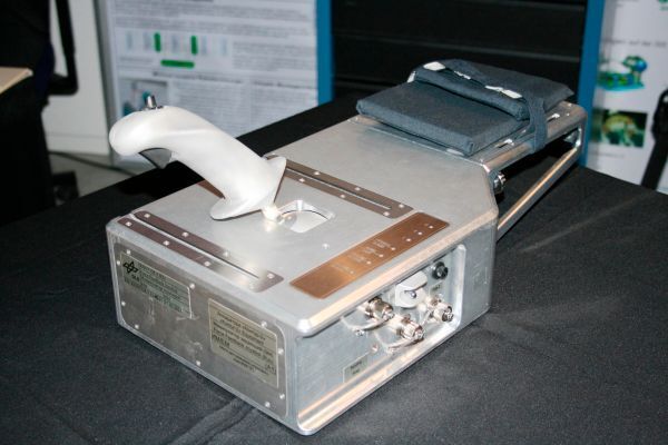 Der Kontur-2 Joystick ist seit Juli 2015 an Bord der ISS und wurde vom DLR-Institut für Robotik und Mechatronik entwickelt. Er erlaubt telepräsente Steuerung in zwei Freiheitsgraden mit Kraftrückkoppelung. Für die ISS-Qualifizierung muss der Joystick besondere Anforderungen erfüllen, die den zuverlässigen und sicheren Einsatz auf der ISS gewährleistet. (Bild: Matthias Endres)