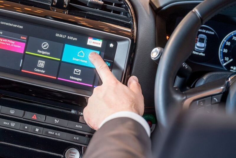 Das Smart Home vom Auto aus bedienen: Per Fingertipp oder mit einer einfachen Geste kann auf Wunsch das nächste eBike reserviert oder zu Hause die Fenster bei Regen geschlossen werden. (Bosch)