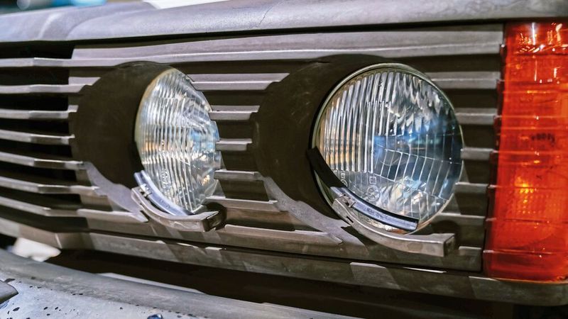 Ein Sicherheitsdetail, das es in die Serie schaffte bzw. da bereits lieferbar war: die Scheinwerferreinigungsanlage. (Bild:  Mercedes-Benz )