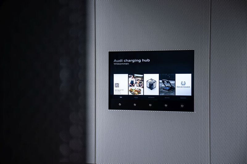 Mit der Audi Charging Karte kostet eine Kilowattstunde 0,35 Euro. Man sieht hier auch viele Fremdmarken, denn Spontanlader zahlen mit einer Kreditkarte 0,50 Euro pro Kilowattstunde. Nach 45 Minuten kommt eine Blockiergebühr hinzu. Bei der aktuellen Preissituation für HPC-Laden ist das günstig. Die Reservierfunktion gibt es für fremde Marken allerdings nicht. (Bild: STUDIO GOICO)