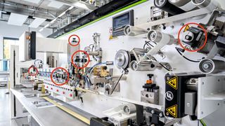 Vom Kunststofflaminat zur fertigen Tube: Der Flex Seamer wird dank überwachter Formatverstellung von Siko (Markierungen) einfach bedienbar und prozesssicher. (Bild: Packsys Global)