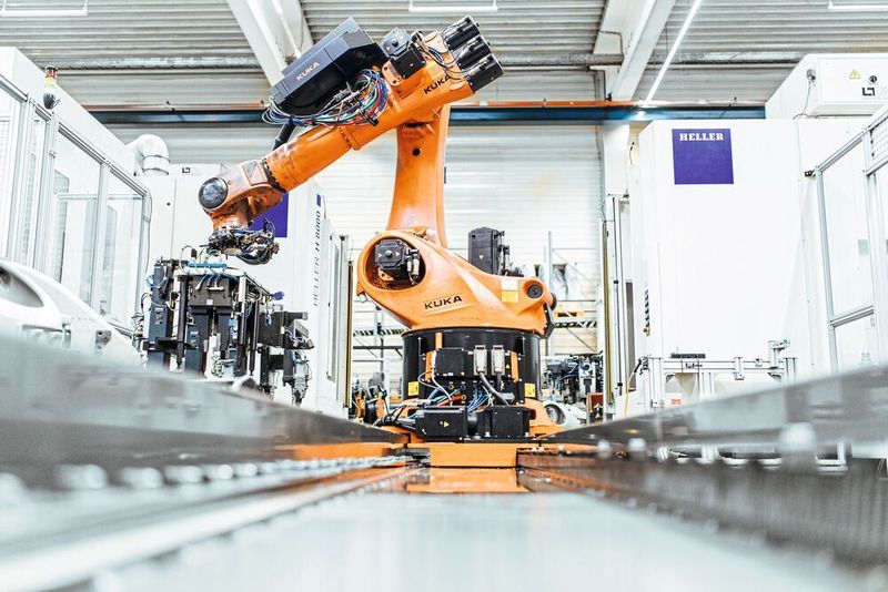 Ein Kuka-Roboter kann abwechselnd zwei Bearbeitungszentren des Herstellers Heller mithilfe eines pneumatischen Greifers bestücken und Werkstücke einschleusen. (Kuka)