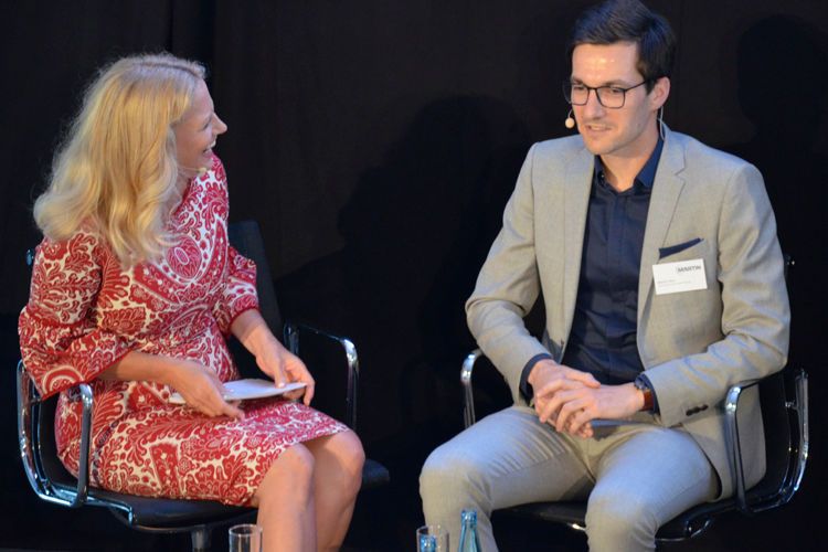 Auch dabei: Der gerade überraschend gewählte neue Freiburger Oberbürgermeister Martin Horn bei einem seiner ersten öffentlichen Auftritte. (Bild: Rehberg / »kfz-betrieb«)