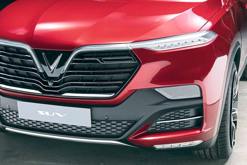 Es wird rechts davon von einer asymmetrischen horizontalen Chromleiste ergänzt, die zusammen mit dem LED-Tagfahrlicht ein kursives „F“‑Motiv ergibt und somit für die zweite Silbe von Vinfast steht. (Bild: Vinfast)