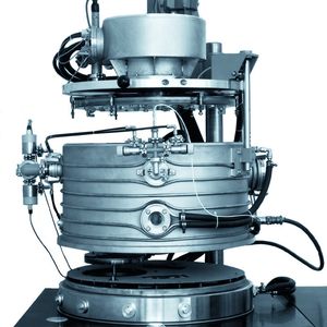 1978: Oerlikon Balzers gründet einen Geschäftsbereich zur Entwicklung und Vermarktung von PVD-Hartstoffschichten. Die nur wenige Mikrometer dünne Beschichtung soll Werkzeuge gegen Verschleiss schützen und ihre Leistung erheblich steigern. Die dafür benötigten Anlagen werden ebenfalls von Oerlikon Balzers entwickelt.