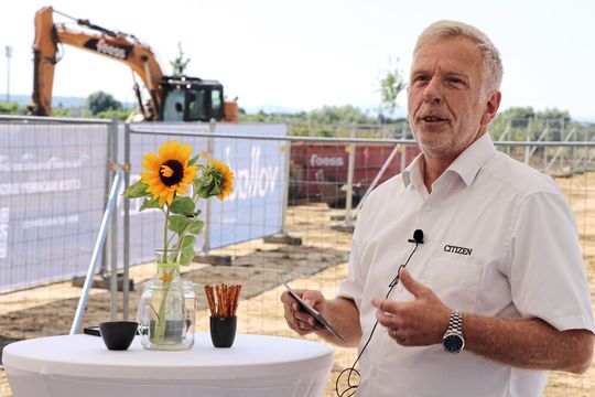 Markus Reissig, Geschäftsführer der Citizen Machinery Europe GmbH, unterstrich während der Feierlichkeiten des Spatenstichs: «Mit der Investition in unsere neue Europazentrale stellen wir die Weichen für unsere weitere Entwicklung und die künftigen Herausforderungen an Effizienz, Nachhaltigkeit und absolute Kundenorientierung. Wir alle sind gespannt auf das Ergebnis und freuen uns schon auf den Umzug Ende 2026.»(Bild:  Citizen Machinery Europe GmbH)