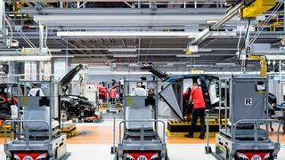 Bei Porsche in Leipzig streikten diese Woche die Logistiker. Probleme mit dem Personal und der Chip- und Rohstoffmangel setzen die Autohersteller unter Druck. (Bild: Porsche)