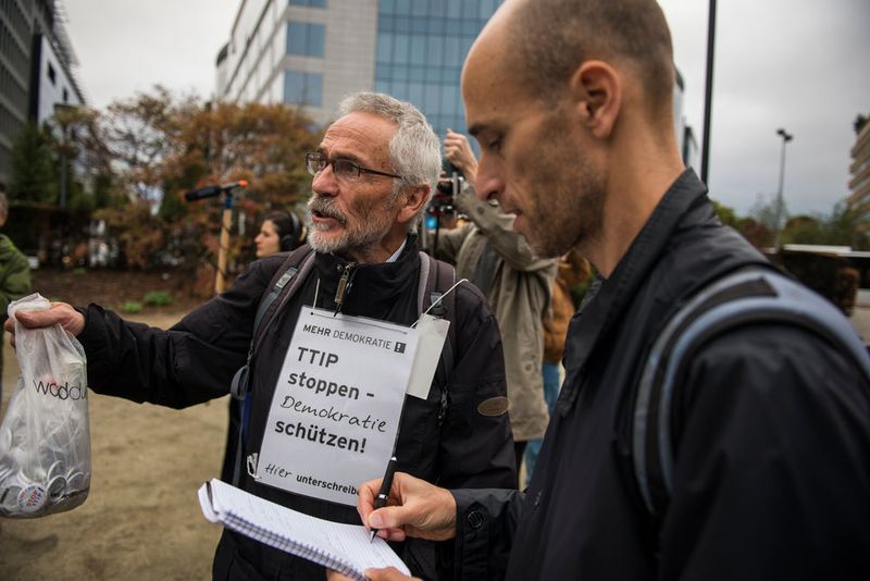 Foto der symbolischen Unterschriftenübergabe der Bürgerinitiative Stop TTIP in Brüssel. (Bild:  Stop TTIP/Alex GD/Collectif Krasnyi)