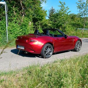 1. Das Konzept: In einer Zeit, in der Sportlichkeit sich in immer höheren Leistungswerten bemisst, erinnert uns der MX-5 daran, wie wenig es eigentlich für einen wahren Sportwagen braucht. Die wichtigsten Ingredienzen sind geringes Gewicht, kompakte Abmessungen, eine direkt übersetzte Lenkung und ein leichtes Handling. Check, check, check, check.(Bild:  Rosenow – »kfz-betrieb«)