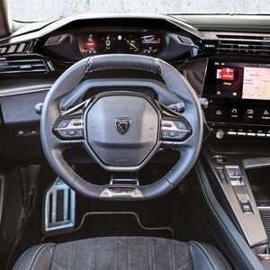 Im Cockpit gibt es klassische Tasten und Schalter am Lenkrad und unter dem 10-Zoll-Monitor, der für Infotainment und Navigation zuständig ist. Auf ihn kann das Smartphone gespiegelt werden. Dann funktioniert der Bildschirm wie ein klassisches Tablet.(Bild:  Stellantis)