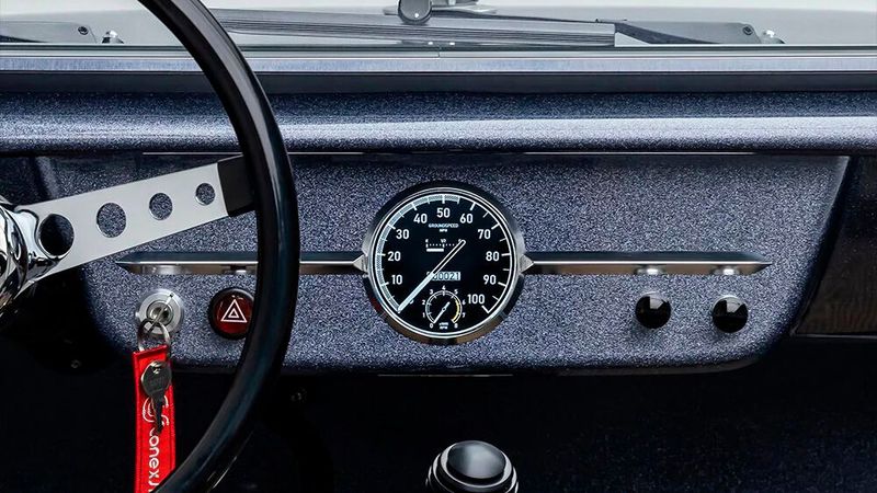 Das von der Luftfahrt inspirierte Zentralinstrument soll den einzigartigen Charakter des Fahrzeugs unterstreichen und dem Fahrer ein flugcockpitähnliches Erlebnis bieten. (Bild: Meyers Manx)