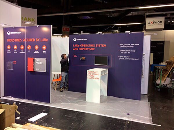 Fast fertig: Der Stand eines Ausstellers am Montagmorgen (Bild: Kernkonzept)