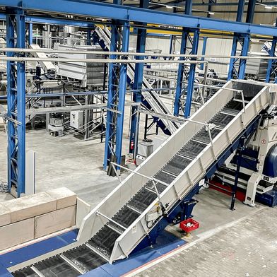 Aus gebrauchten Gewerbe- und Industriefolien entsteht ein LDPE-Regranulat, das in seiner Qualität Neuware in nichts nachsteht. Die angelieferten Folienballen werden dafür geschreddert, gewaschen, getrocknet und schließlich extrudiert. (Bild: Rymoplast)