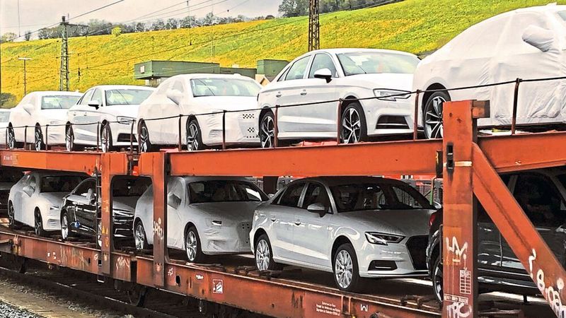 Der Neuwagenmarkt litt im Juli unter dem Halbleitermangel. Vor allem Privatkunden müssen länger auf ihre Autos warten.(Bild:  Wehner/»kfz-betrieb«)