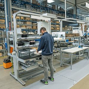 Die mit dem Systembaukasten von Minitec gestalteten Arbeitsplätze lassen sich flexibel den jeweiligen Mitarbeitern anpassen. Sie werden mit dem Werkerassistenzsystem Minitec Smart Assist durch den Montageprozess geleitet.(Bild:  Minitec)
