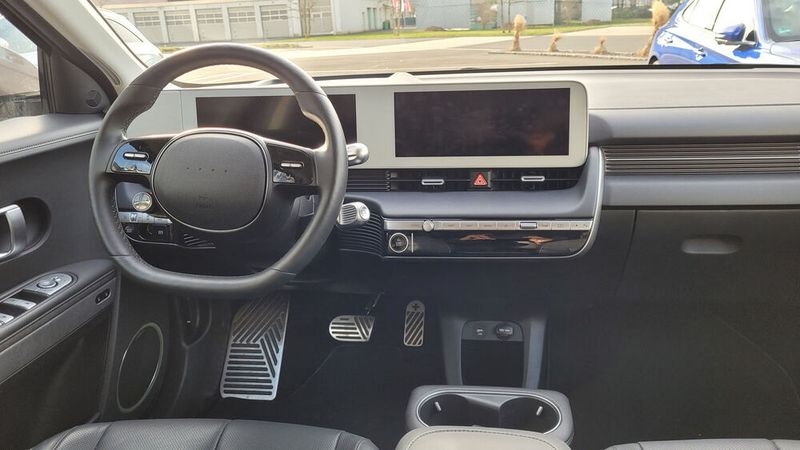 Es gibt verhältnismäßig wenig Schalter. Das sieht gut aus und ist für viele Features sinnvoll. Für manche wäre jedoch ein eigener Knopf hilfreich. Zum Beispiel für die Sitzheizung. Um die zu aktivieren, sollte sich der Fahrer nicht durch Menüs im Infontainment-System hangeln müssen. Vor allem auch, weil der Touchscreen gefühlt recht weit weg ist und die Bedienung während der Fahrt immer etwas schwierig ist. (Bild: Wehner/Vogel Communications Group)