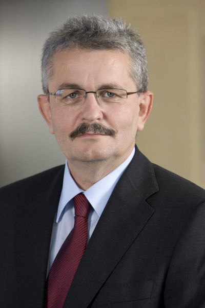 „Wir haben allenfalls eine allmähliche Stabilisierung der Wirtschaftsleistung auf niedrigem Niveau erreicht, aber noch kein Ende der Krise“, sagt Bertram Brossardt, Hauptgeschäftsführer der Vereinigung der Bayerischen Wirtschaft e.V. (VBW). Bild: VBW (Archiv: Vogel Business Media)