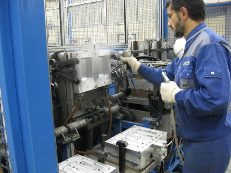 Die Formen werden nach jedem Durchgang gesäubert. Bild: de Man (Archiv: Vogel Business Media)