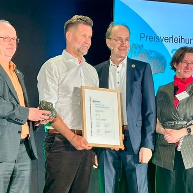 v.l.n.r.: Dieter Brübach (Stellvertretender Vorsitzender BAUM e. V.), Marco Dörr (Geschäftsführer Stannol), Martin Odeland (Stellvertretender Vorsitzender BAUM e. V.), Yvonne Zwick (Vorsitzende BAUM e. V.) (Bild: Stannol)