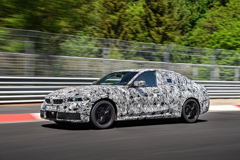 Im Vergleich zum Vorgänger wurde die Spur um drei Zentimeter verbreitert und der Schwerpunkt um einen Zentimeter gesenkt. (Bild: BMW)